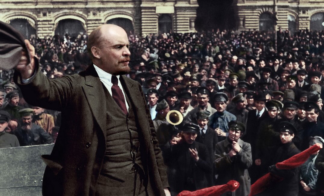 В этот день. Есть у революции начало…